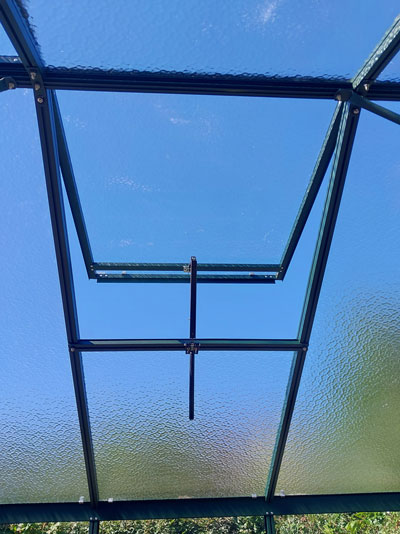 Automatic roof window